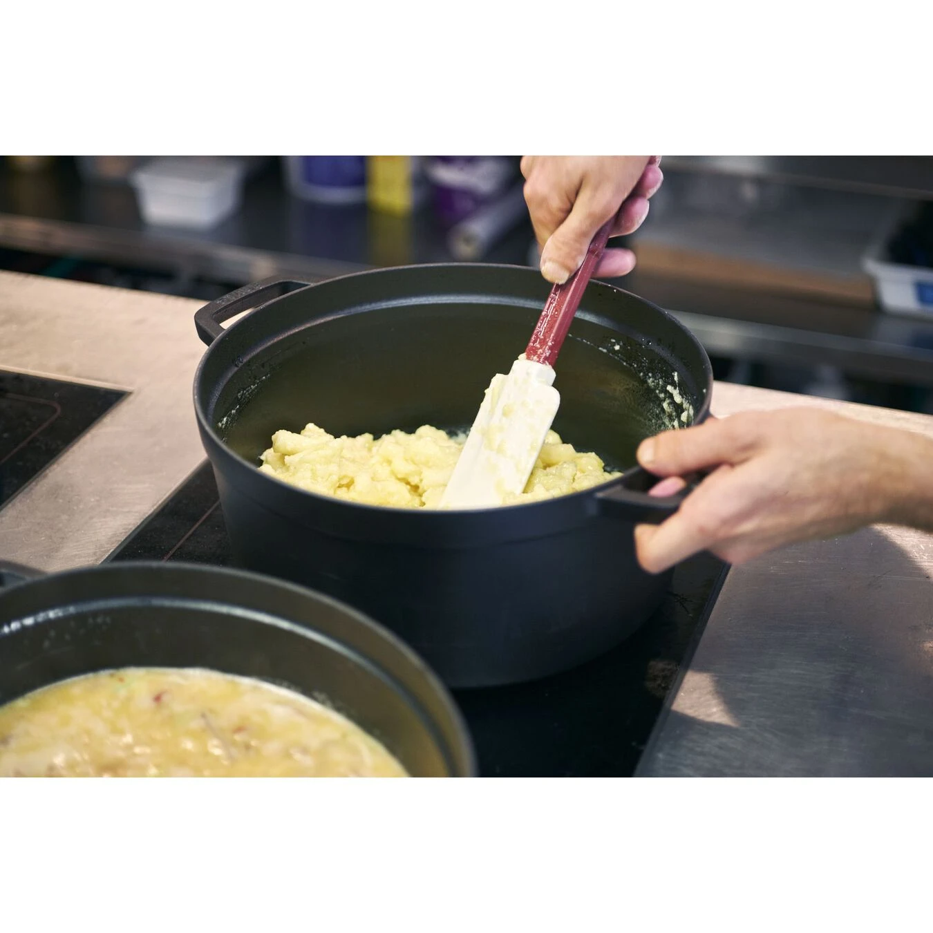 Staub Gietijzeren Braadpan 34 Cm / 12,5 L, Rond, Zwart 6 Staub Gietijzeren Braadpan 34 Cm / 12,5 L, Rond, Zwart - Afbeelding 6