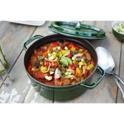 Staub Gietijzeren Braadpan 28 Cm / 6,75 L, Rond, Basilicum 9 Staub Gietijzeren Braadpan 28 Cm / 6,75 L, Rond, Basilicum -Demeyere Winkel 000017126