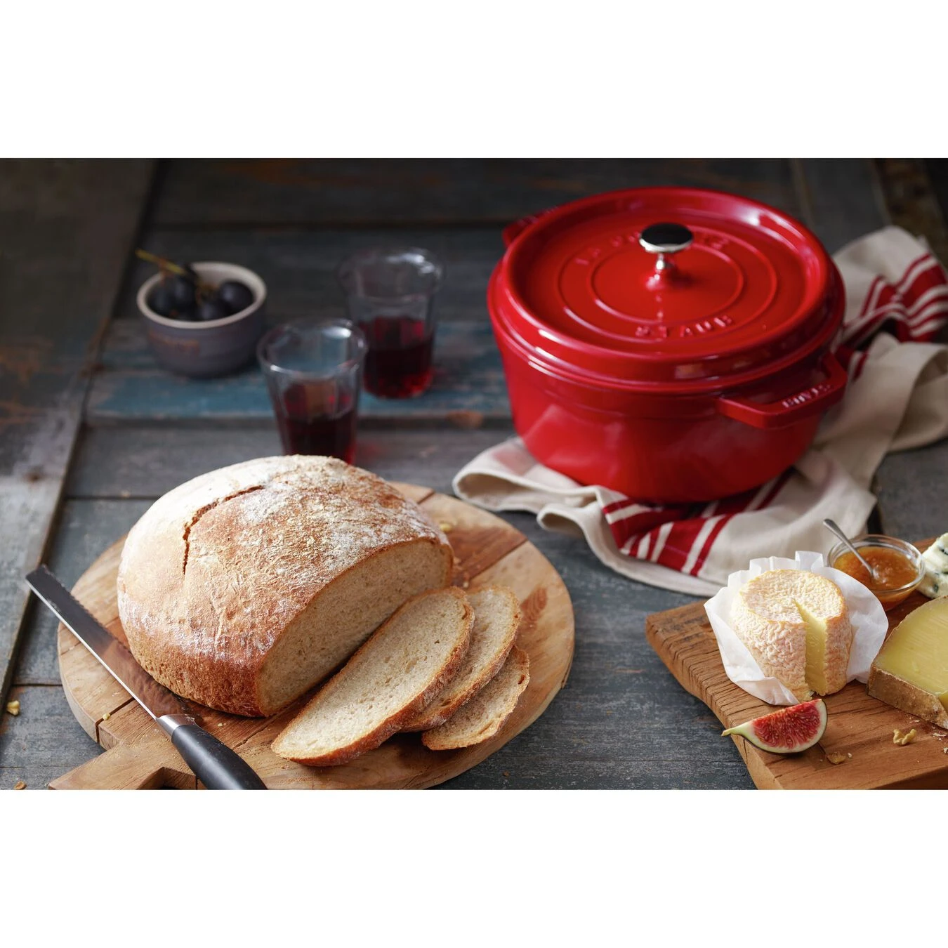 Staub Gietijzeren Braadpan 24 Cm / 3,8 L, Rond, Kersenrood 4 Staub Gietijzeren Braadpan 24 Cm / 3,8 L, Rond, Kersenrood - Afbeelding 4