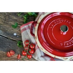 Staub Gietijzeren Braadpan 24 Cm / 3,8 L, Rond, Kersenrood 10 Staub Gietijzeren Braadpan 24 Cm / 3,8 L, Rond, Kersenrood -Demeyere Winkel 424416044