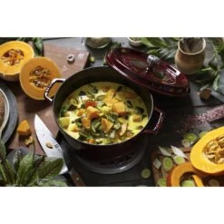 Staub Gietijzeren Braadpan 26 Cm / 5,25 L, Rond, Grenadine Rood -Demeyere Winkel 424422049