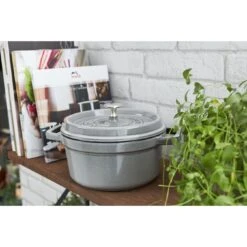 Staub Gietijzeren Braadpan 18 Cm / 1,7 L, Rond, Grafietgrijs 11 Staub Gietijzeren Braadpan 18 Cm / 1,7 L, Rond, Grafietgrijs -Demeyere Winkel 750032230