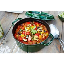 Staub Gietijzeren Braadpan 26 Cm / 5,25 L, Rond, Basilicum 9 Staub Gietijzeren Braadpan 26 Cm / 5,25 L, Rond, Basilicum -Demeyere Winkel 750032316