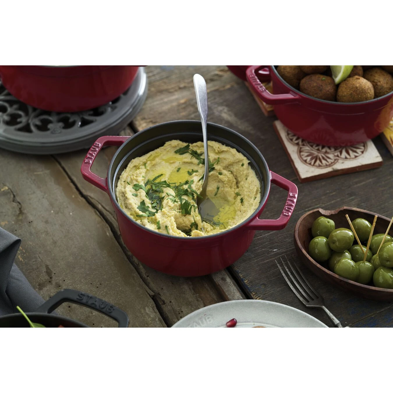 Staub Gietijzeren Braadpan 20 Cm / 2,2 L, Rond, Kersenrood 2 Staub Gietijzeren Braadpan 20 Cm / 2,2 L, Rond, Kersenrood - Afbeelding 2