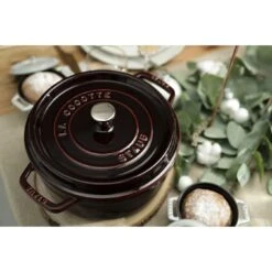 Staub Gietijzeren Braadpan 26 Cm / 5,25 L, Rond, Grenadine Rood -Demeyere Winkel 750047416